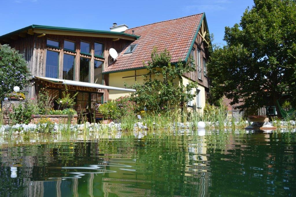Badevergnügen im eigenen Schwimmteich erleben