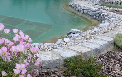 Erdmodellierte Naturpools mit schönem Granitrand