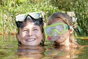 Kinder im Schwimmteich