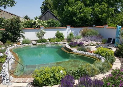 Pool mit stimmungsvollem Garten