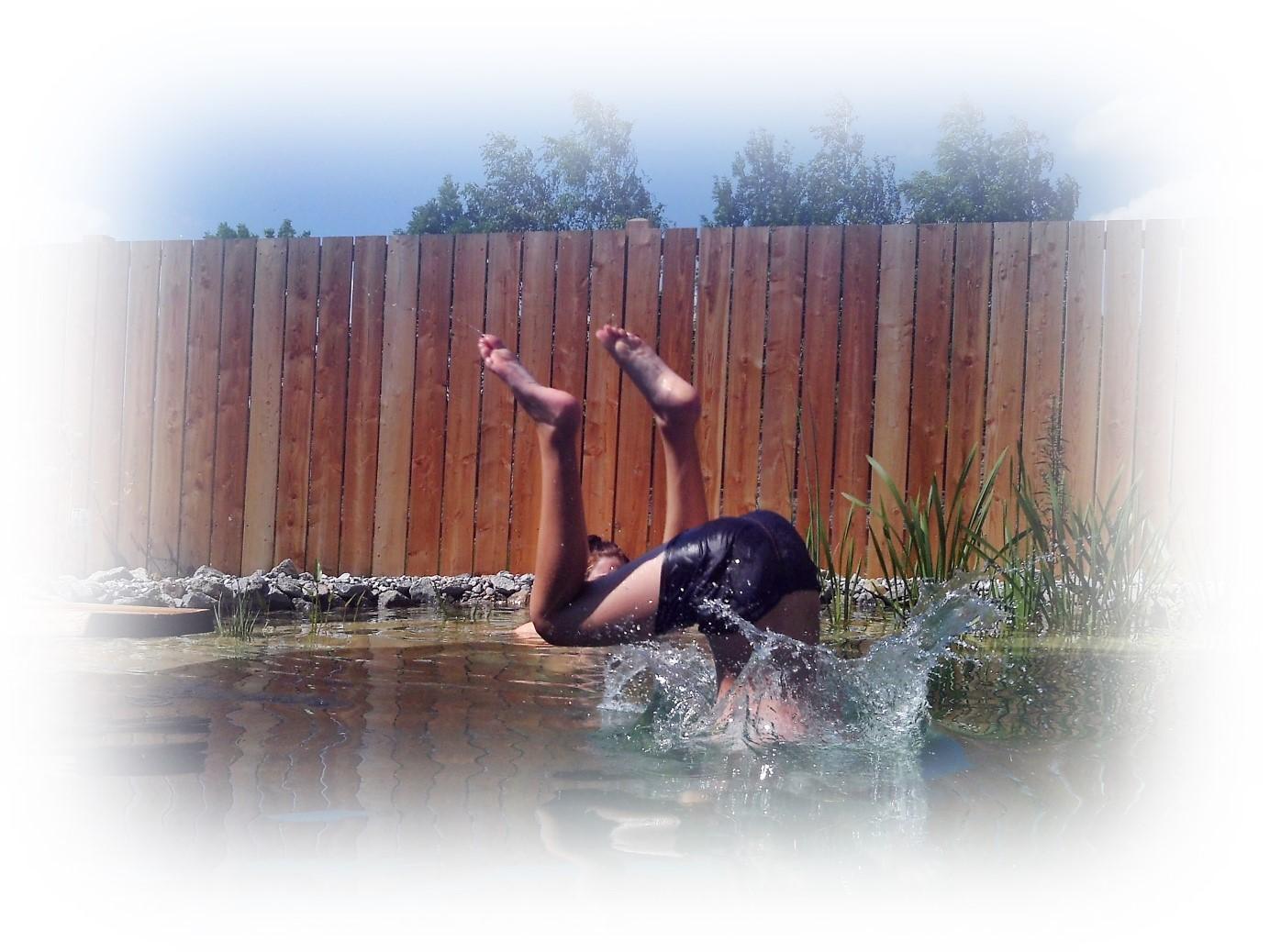 Sprung ins Wasser Sprung in den eigenen Schwimmteich